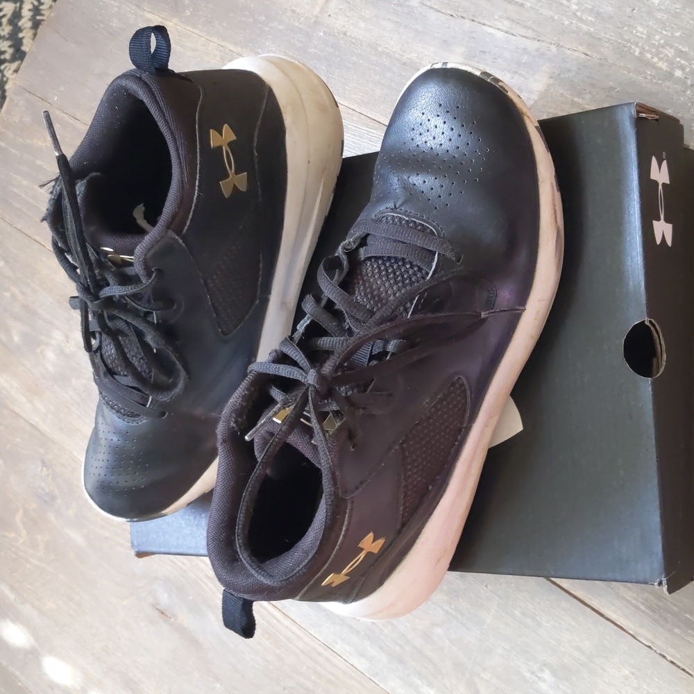 Big boys Size 6Y Under Armour black basketball shoes UA GS Lockdown 5